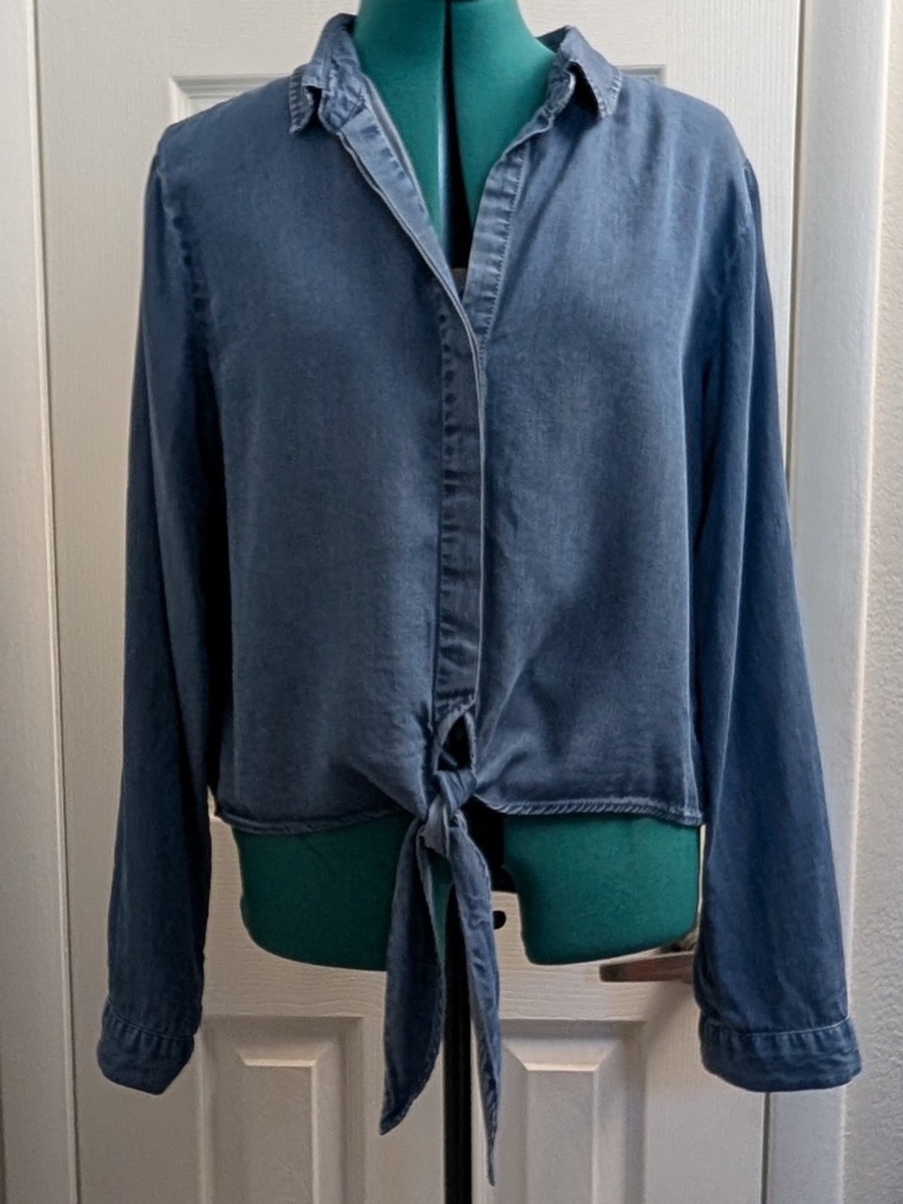 Velvet Heart Denim Chambray Tie-Front Crop Top L